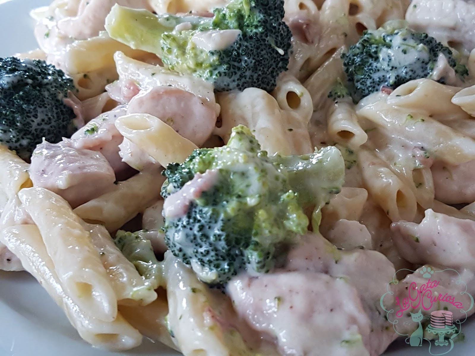 Pasta Alfredo con pollo y brócoli una deliciosa combinación de sabores